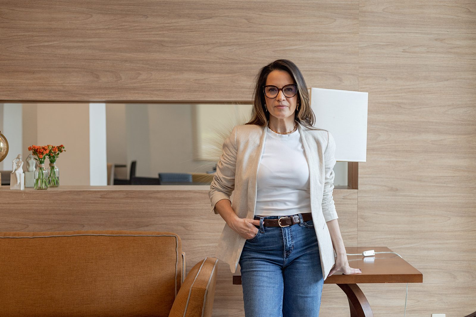 Patrícia Ribeiro em pé, em ambiente de trabalho
