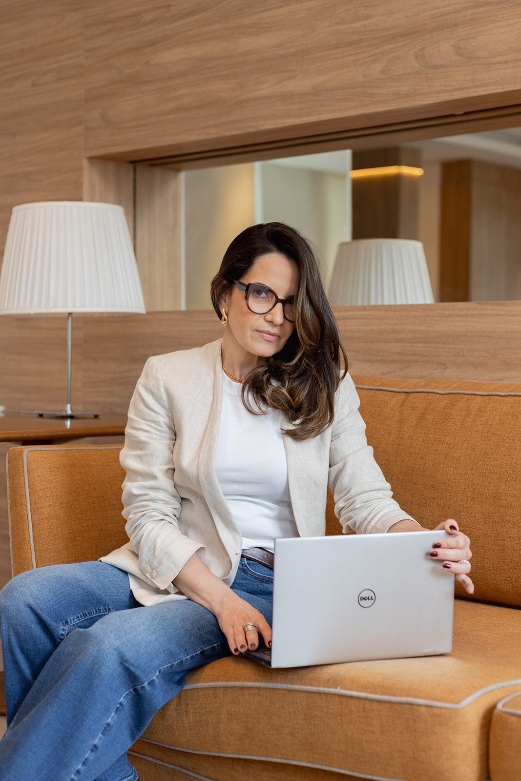 Patrícia Ribeiro sorrindo, com o notebook no colo